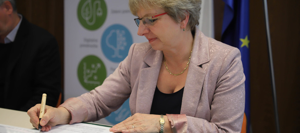 Podpis pogodbe za izgradnjo Centra za semenarstvo, drevesničarstvo in varstvo gozdov - Irena Šinko, ministrica MKGP