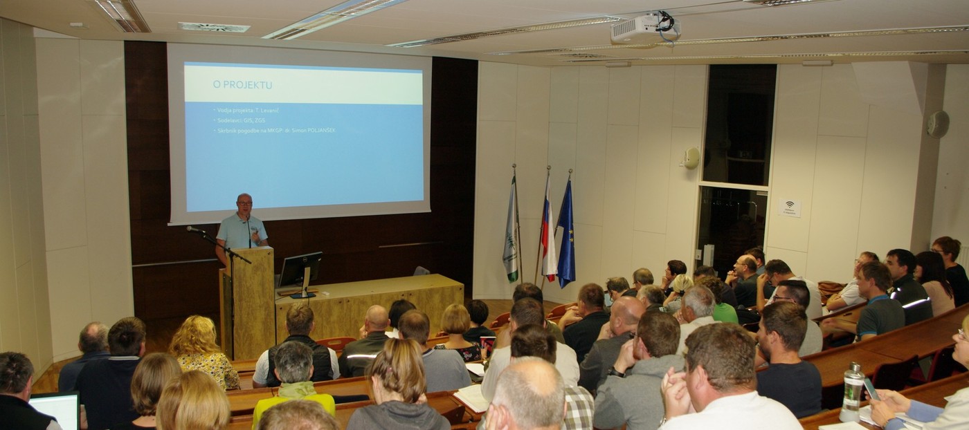 Slika 2: Udeleženci predstavitve projekta v veliki dvorani GIS