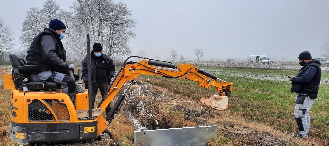 Slika 5: Nameščanje mikrozapornice v terciarni jarek (Foto: Boštjan Mali)