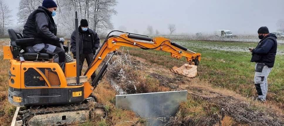 Slika 5: Nameščanje mikrozapornice v terciarni jarek (Foto: Boštjan Mali)