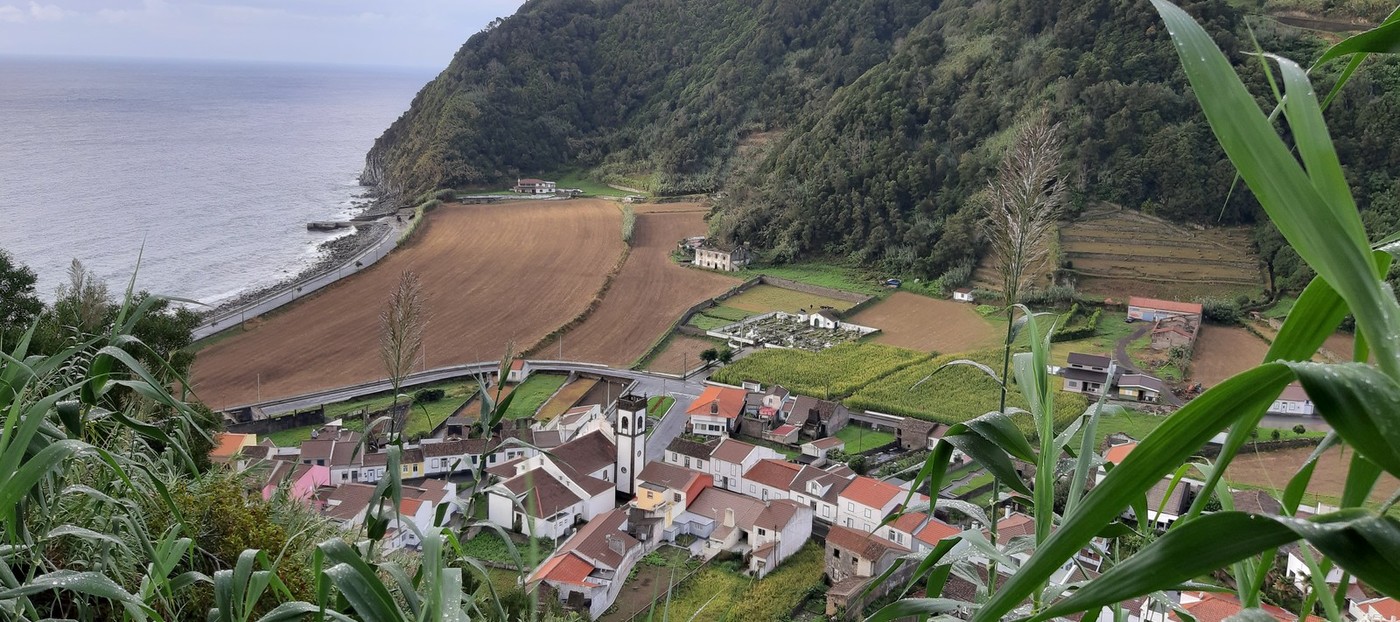 Strma pobočja nad vasmi predstavljajo veliko nevarnost zemeljski plazov.