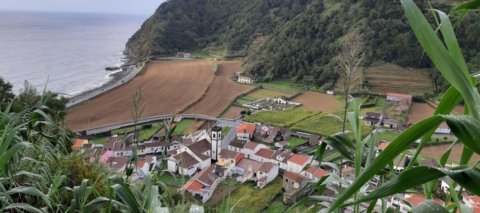 Strma pobočja nad vasmi predstavljajo veliko nevarnost zemeljski plazov.