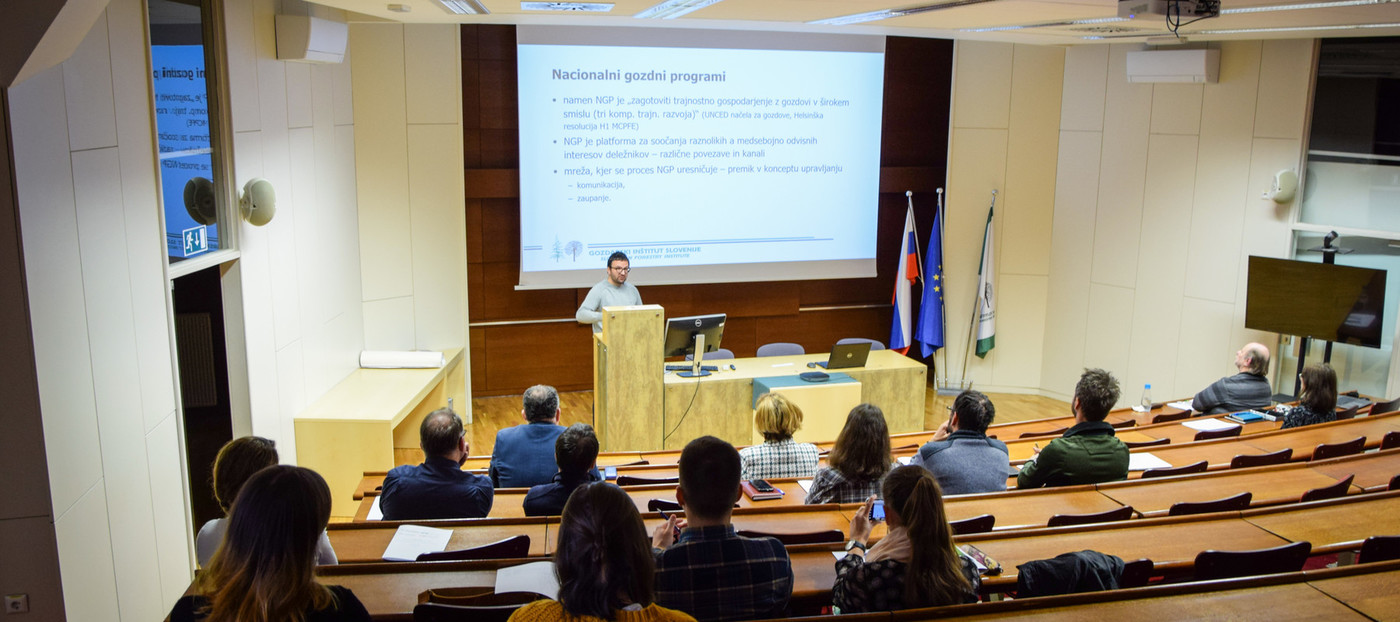 Dr. Anže Japelj je predstavil nacionalne gozdne programe kot ključne strateške dokumente nacionalnih gozdnih politik (foto: B. Rantaša)