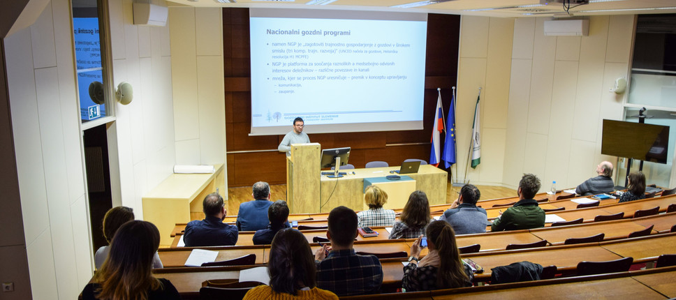 Dr. Anže Japelj je predstavil nacionalne gozdne programe kot ključne strateške dokumente nacionalnih gozdnih politik (foto: B. Rantaša)