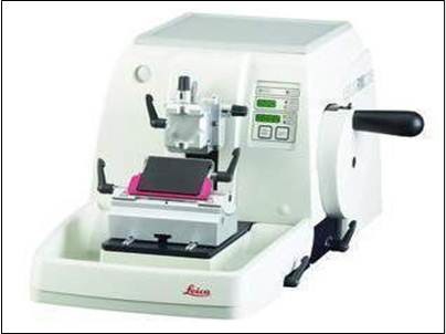 Polmotoriziran rotacijski mikrotom Leica RM2245 (http://www.leica-microsystems.com/).